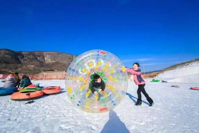各地的冰雪嘉年华项目非常热闹,如太原的晋阳湖,宇文河冰雪嘉年华,莱