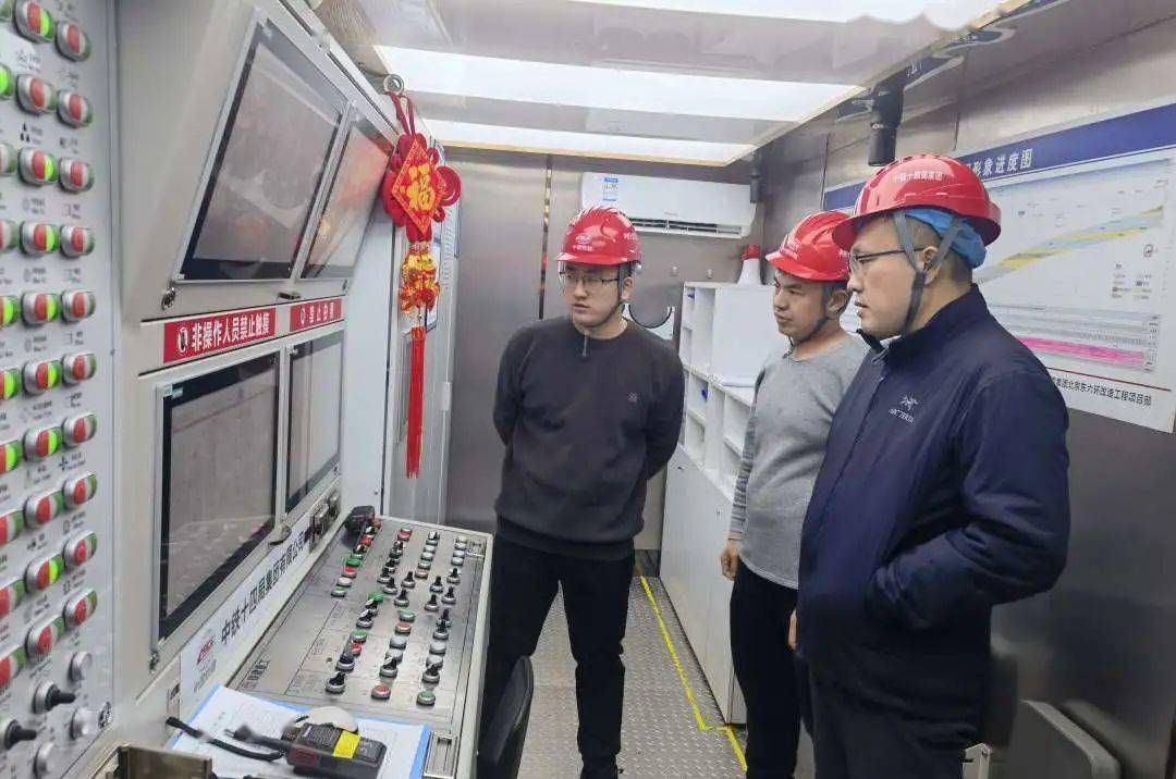 在南京地铁11号线项目,史庆涛一行查看了施工现场,要求项目落实好节后