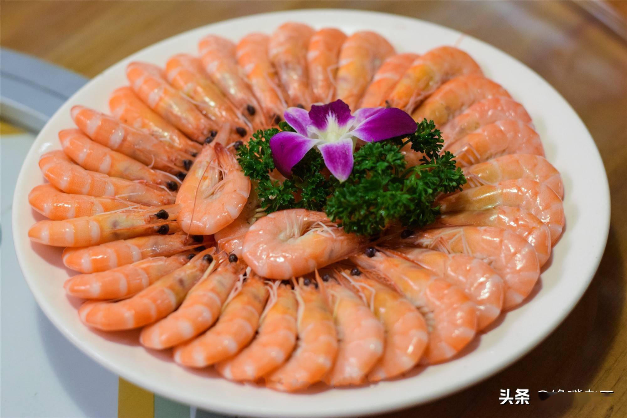 第二道:白灼竹节虾这道菜,无需加盐,炒菜用的食用油也要少放,但是味道