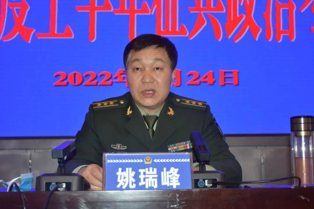 姚瑞峰组织大家学习廉洁征兵纪律规定和警示案例.