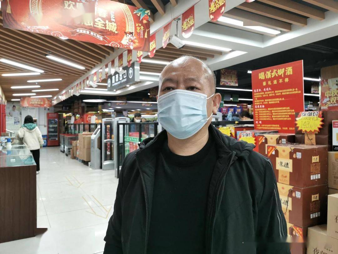 海舟超市店长 王占清"现在超市储备充足,货品比较丰富,供货商渠道也