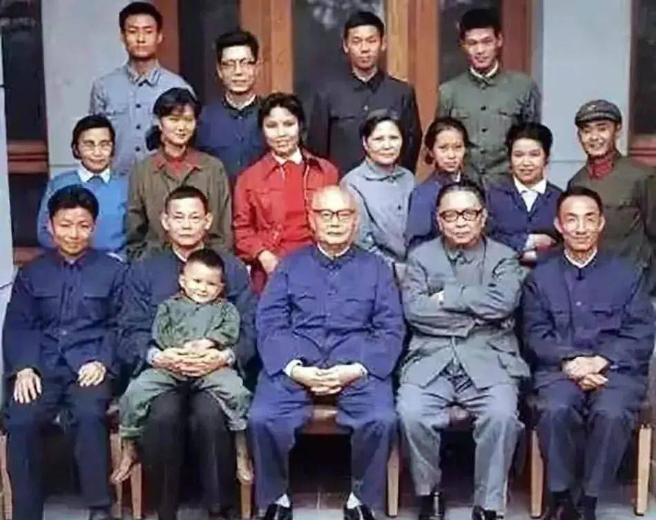 婚后两人生下了一个可爱的儿子毛毛,而刘诗昆也搬进了叶元帅的家中.