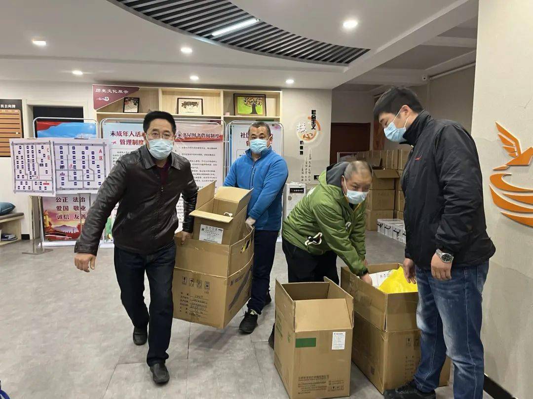 物资重,路线多,人员短缺等问题成了"拦路虎,业委会成员姜永进,王运全