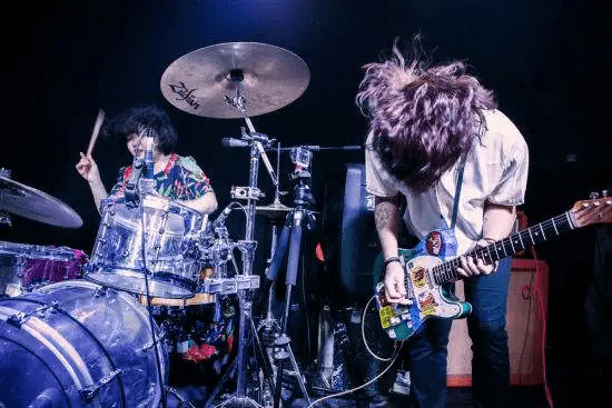 夏天|白举纲在台上扭动身体的那一刻，我把他当成了“当代歌王”华晨宇？