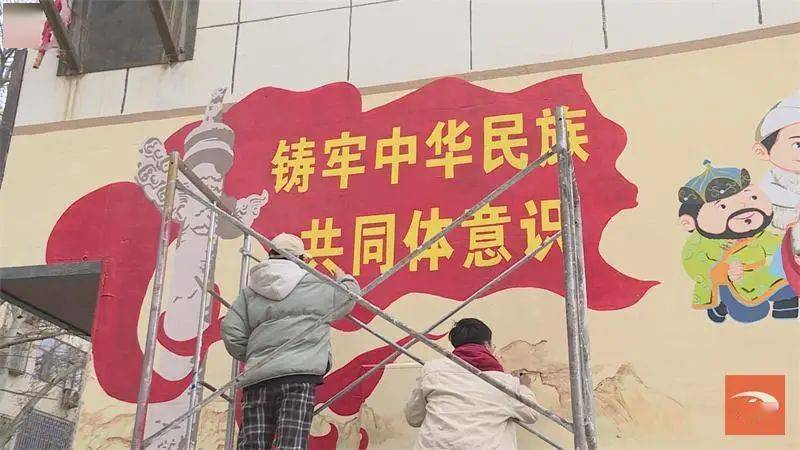 勾勒轮廓,用画笔描绘出一面"民族大团结"主题墙绘,成为社区一道靓丽的