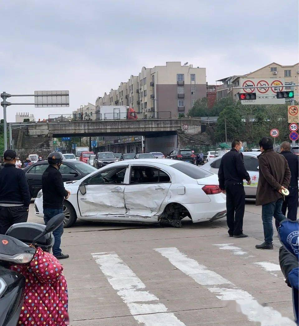 绍兴一地突发车祸后轮都撞飞了