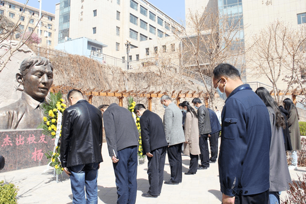 代表在兰州战役窦家山战场纪念碑和优秀校友,革命烈士杨力纪念碑前