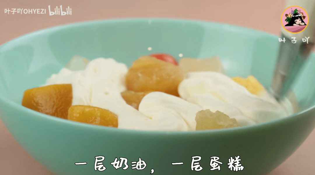再用红丝绒液和草莓粉,画出动画中海霸糊的褶皱,波纹~是不是瞬间就