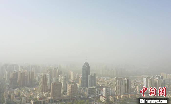 青海西宁遭遇沙尘天气