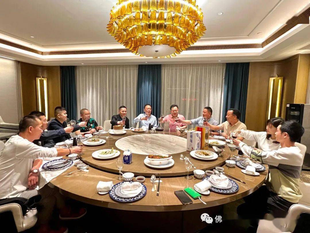 协会首任会长姜国栋(温州建中管件制造有限公司董事长,秘书长王良洪