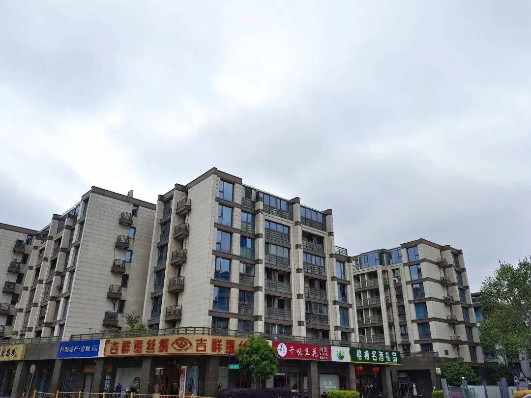 除吴山名苑外,清波门板块内的高端改善还有柳浪东苑二期,中大吴庄