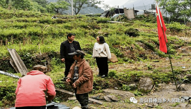 为全面贯彻落实怒江大峡谷环境提升三年行动计划,贡山县城乡绿化美化