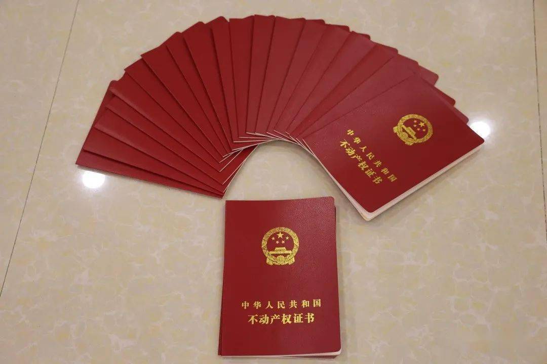 苦等8年宜州这个小区业主终于拿到房产证揭开背后的故事
