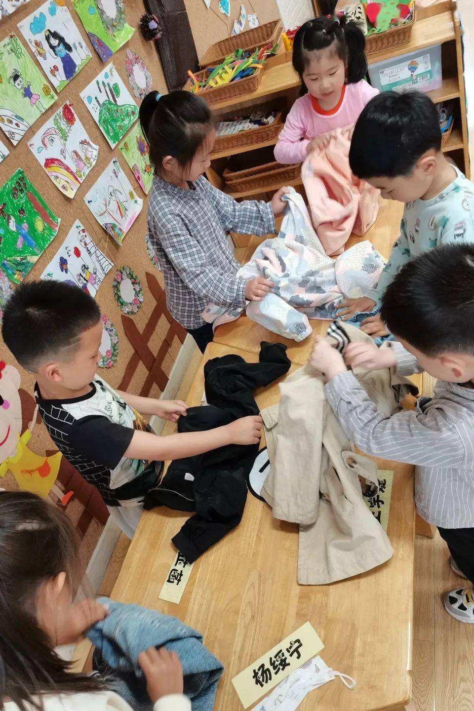 只听到老师一声令下,孩子们争先恐后地叠起衣服,他们有的身手敏捷
