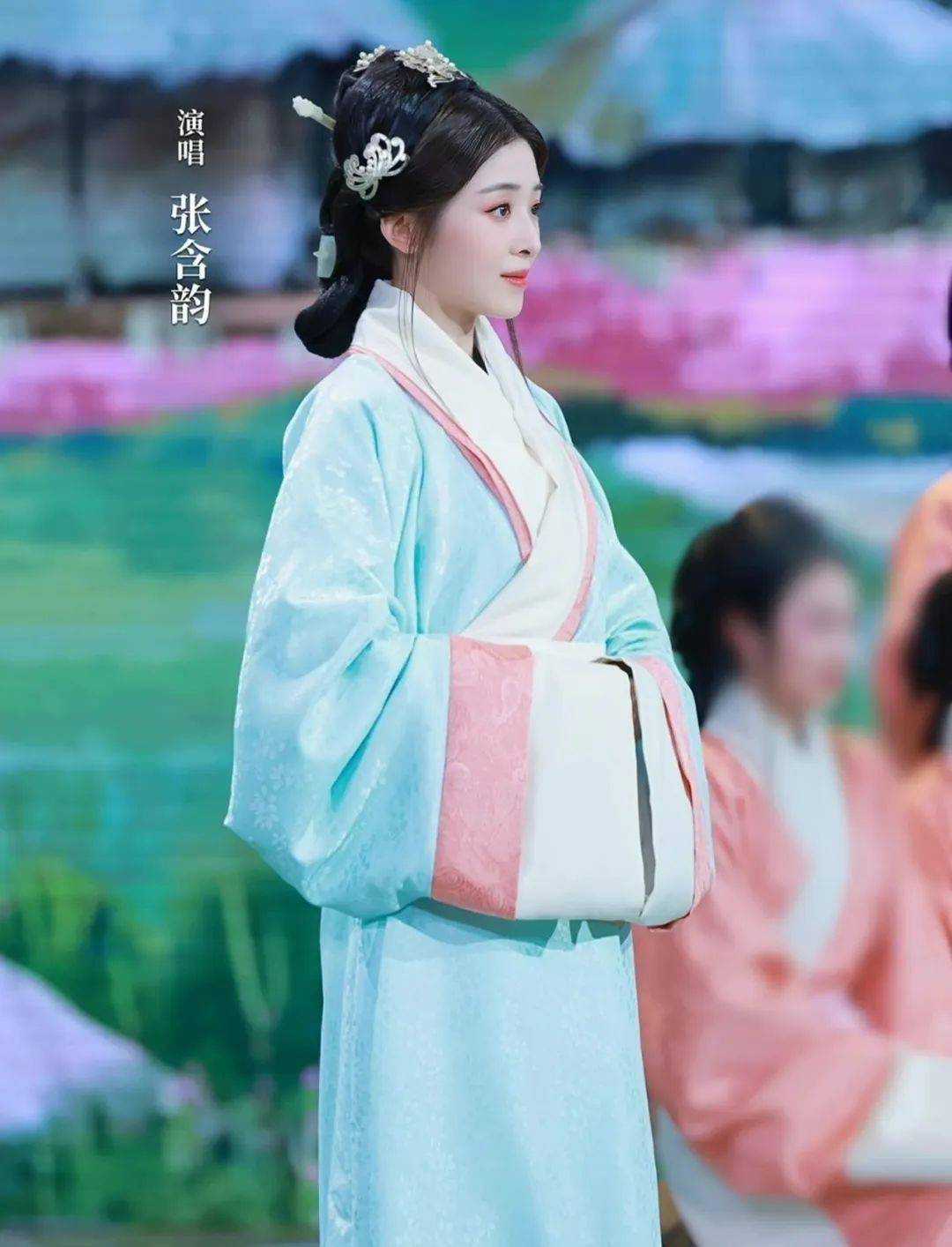 对比下来,还真远不如她之前参加央视《古韵新声》里的汉服造型来得