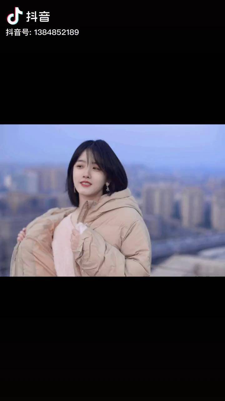 好久没发变装视频了短发憨桃人儿天台拍照
