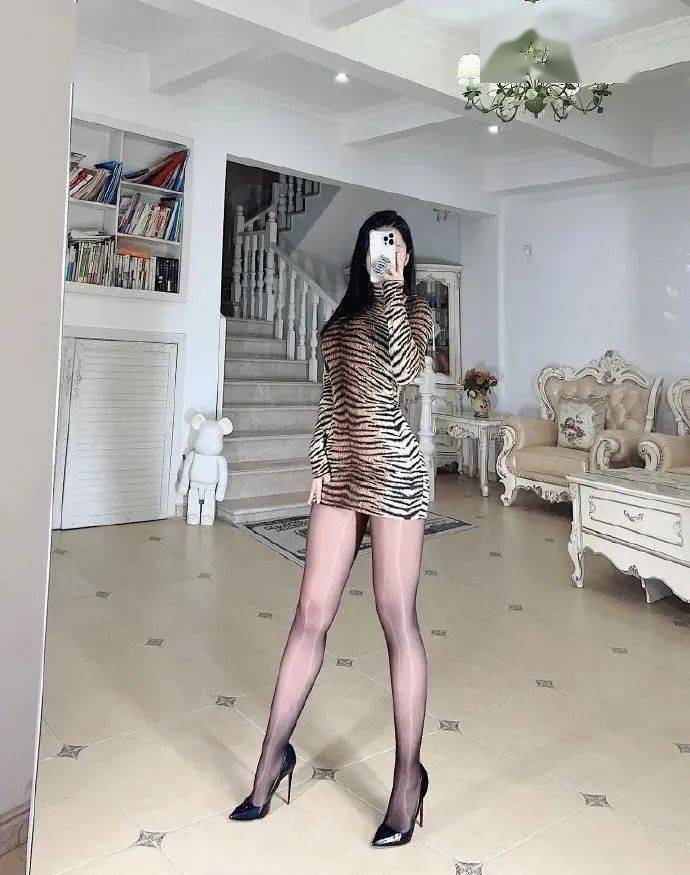 给还不认识她的小伙伴们,张老师本名张贺玉,微博推特ins网红,重庆生人