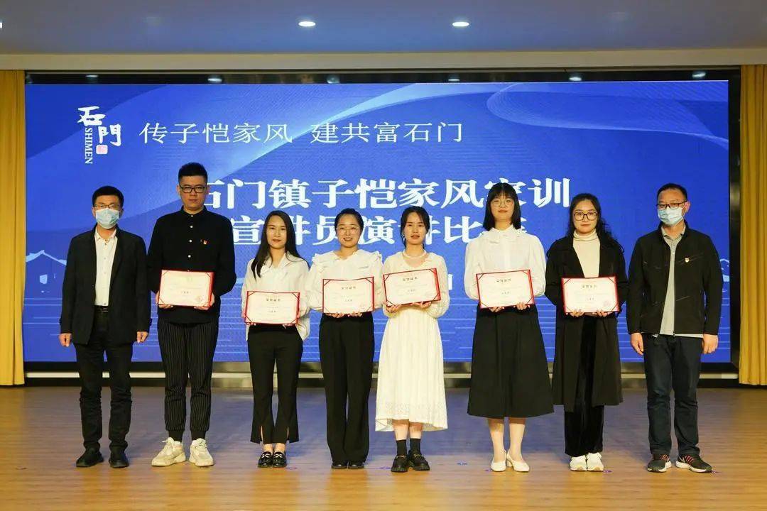 学校的18位参赛选手,一一登台,用生动的语言和真挚的情感,围绕丰子恺