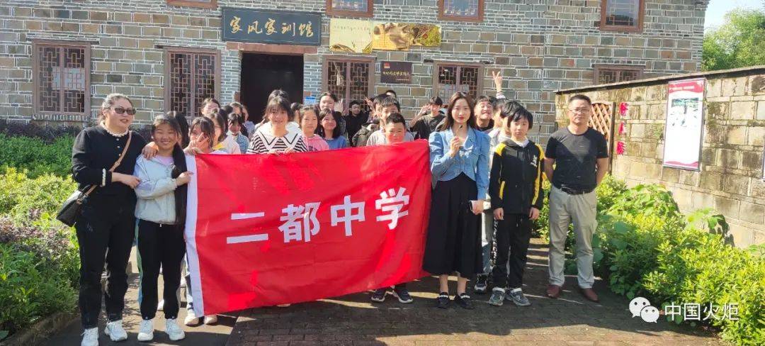 5月17日,宜黄县二都镇中学组织学生,到县关工委"青少年家风家训教育