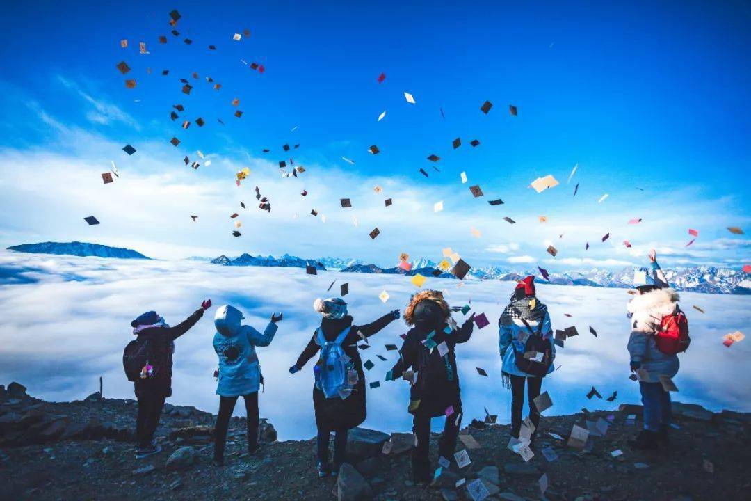 面对着雪山群,我们一起效仿藏民撒隆达祈福.