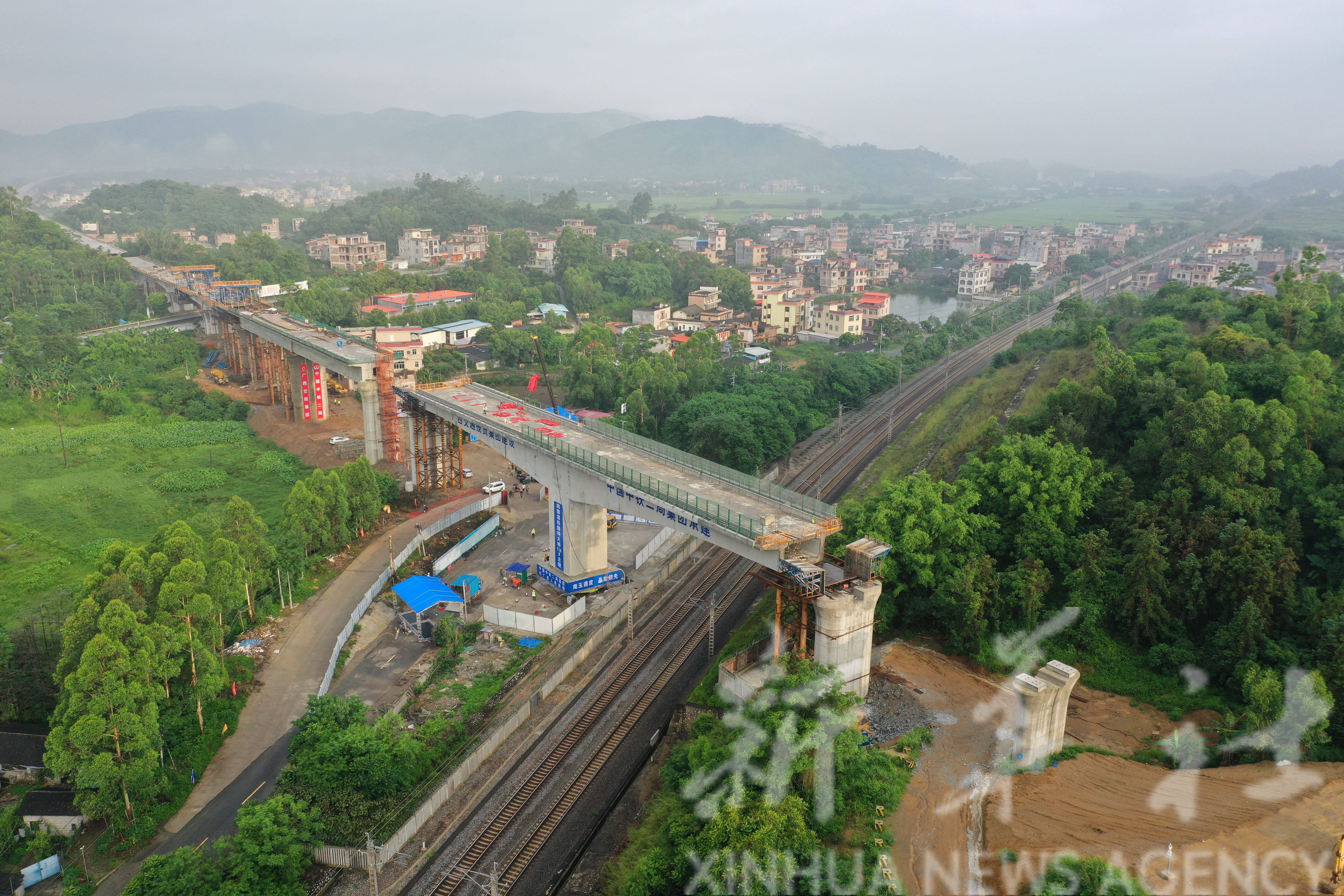 南玉高铁跨黎湛铁路特大桥成功转体_新华社_照片_兴业