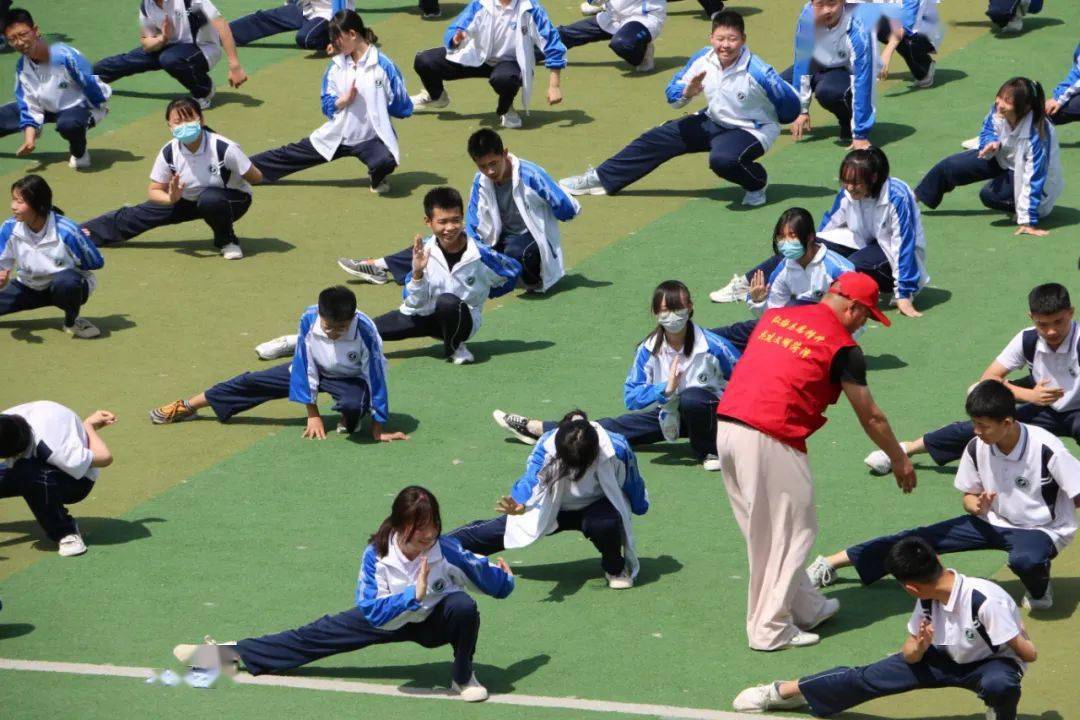 者服务队由协会秘书长胡世广带队,根据学校学生特点精挑细选了刘书奎