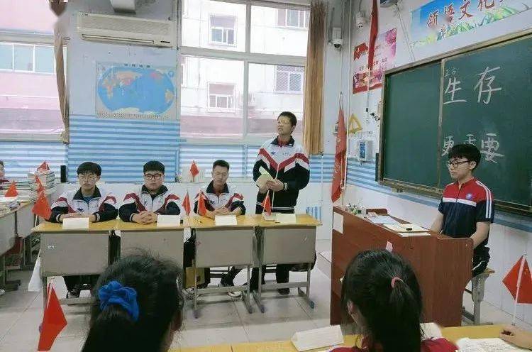 反方:尊严更重要王尊贝(三辩 秦天乐(四辩)辩手:赵琛琛(一辩 石金豪
