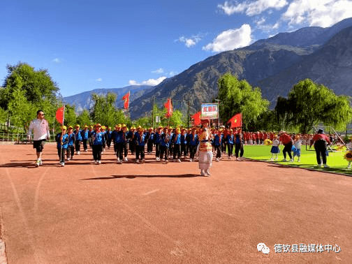 德钦县第二小学组织开展了"喜迎二十大,争做好队员"庆祝六一儿童节