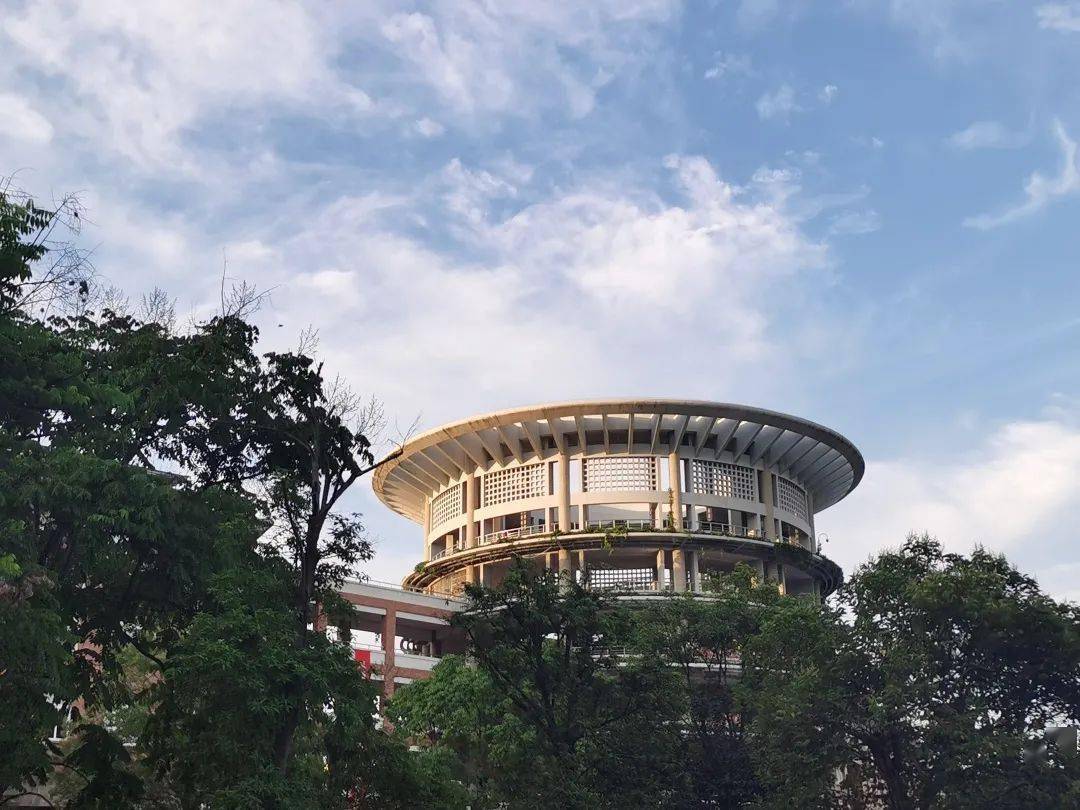 却因为黄梅雨季的来临,天已经燥热起来,而大一还在出不去的回龙校区上