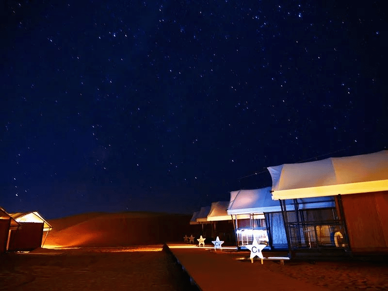 夜晚,睡在沙漠星星酒店里,枕星空而眠,与星空做伴,在沙漠银河中徜徉