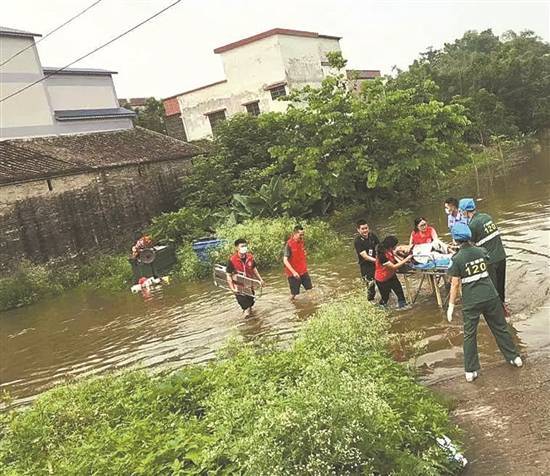 张超 摄江门 消防人员到水淹居民区紧急转移行动不便老人清远 英德沙