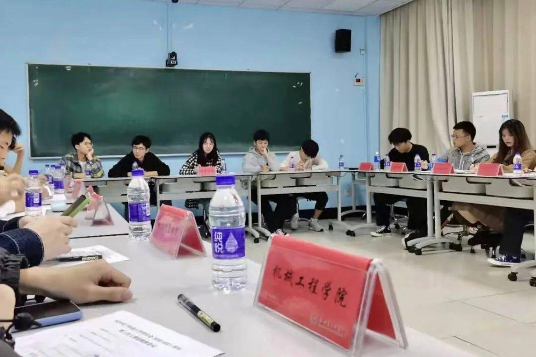 校团委和学生委员会委员组成的评议小组对校学生会主席团成员,部门