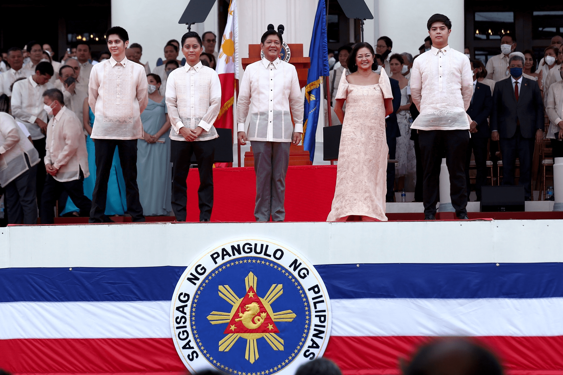 菲律宾新任总统小马科斯宣誓就职马科斯家族时隔36年重返总统府马拉卡