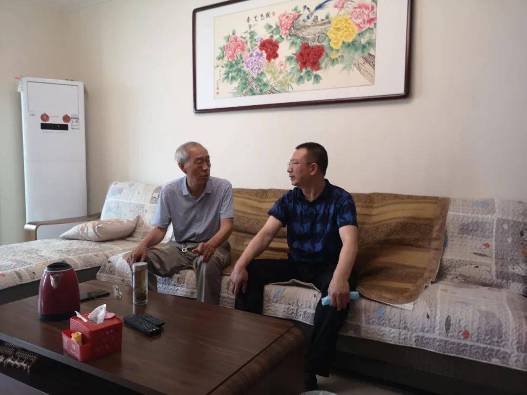 每到一户,付学亮都详细了解受访党员家中的生活情况,认真询问他们还有