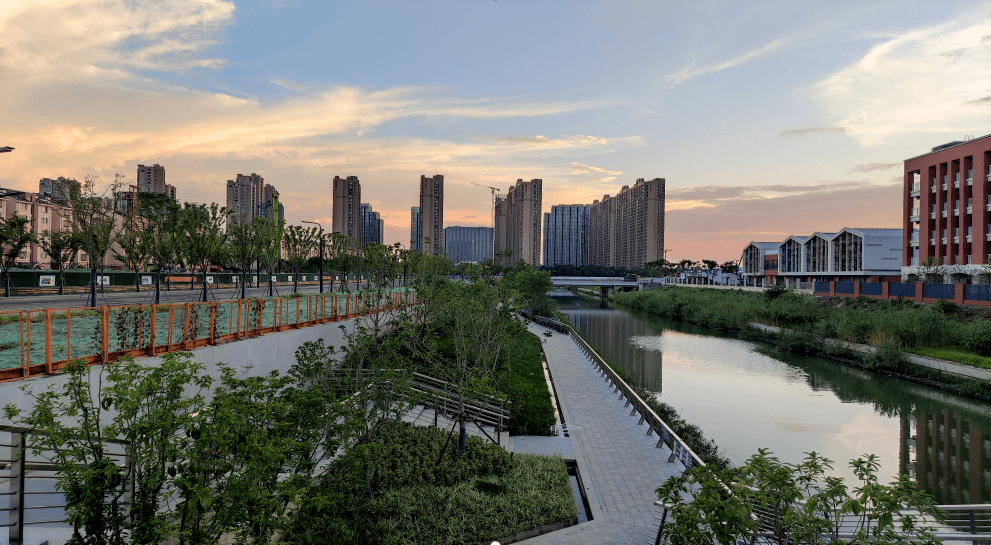 汇景西路,汇景东路,柴园北路和神机营路为南北向道路,在跨越机场河