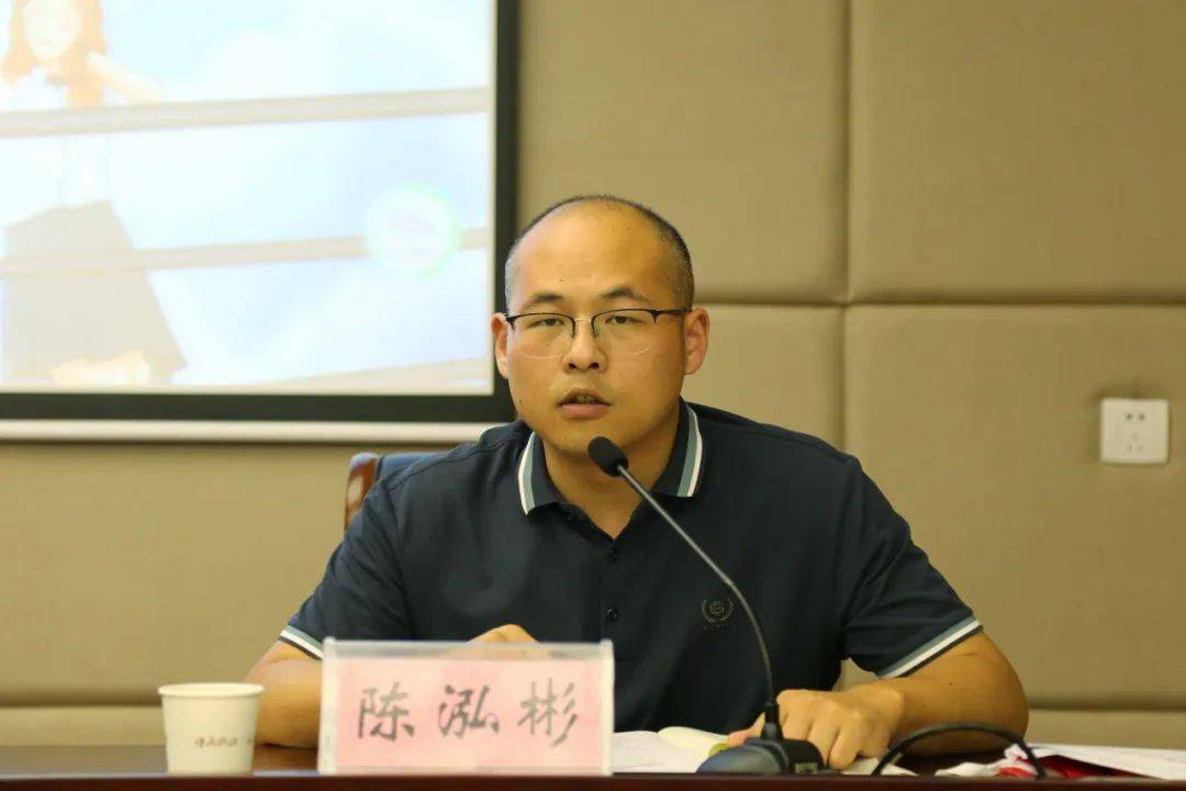 镇团委书记陈泓彬主持活动并向大学生介绍活动具体方案镇团委副书记