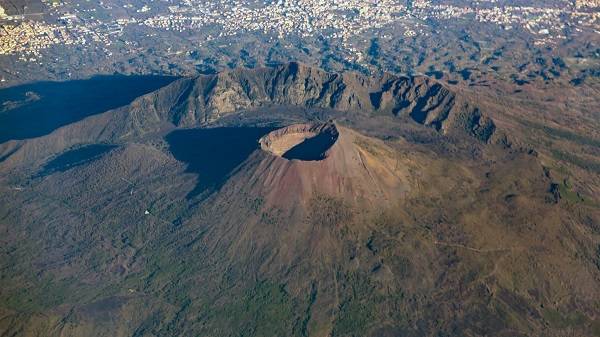 月13日讯 老马 一名美国游客在试图找回手机时掉入维苏威火山口后获救