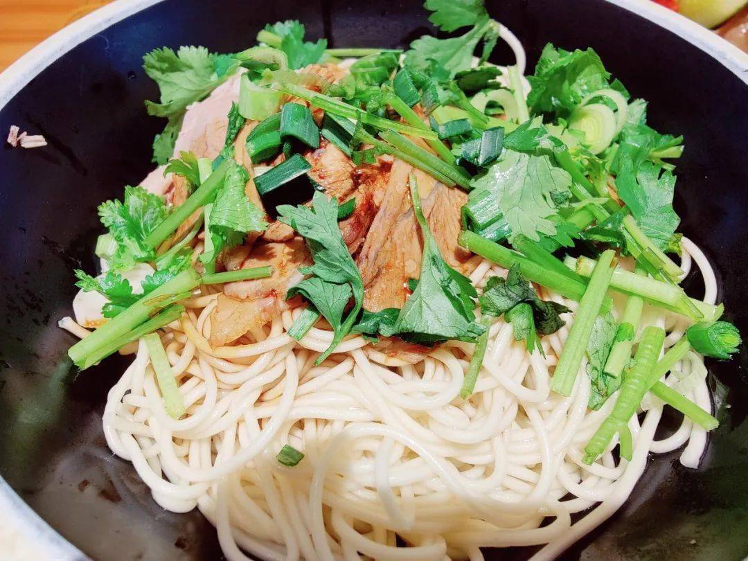 拌面的口味是本地化的浓油赤酱型,不管是白切羊肉还是红烧羊肉拌面,都