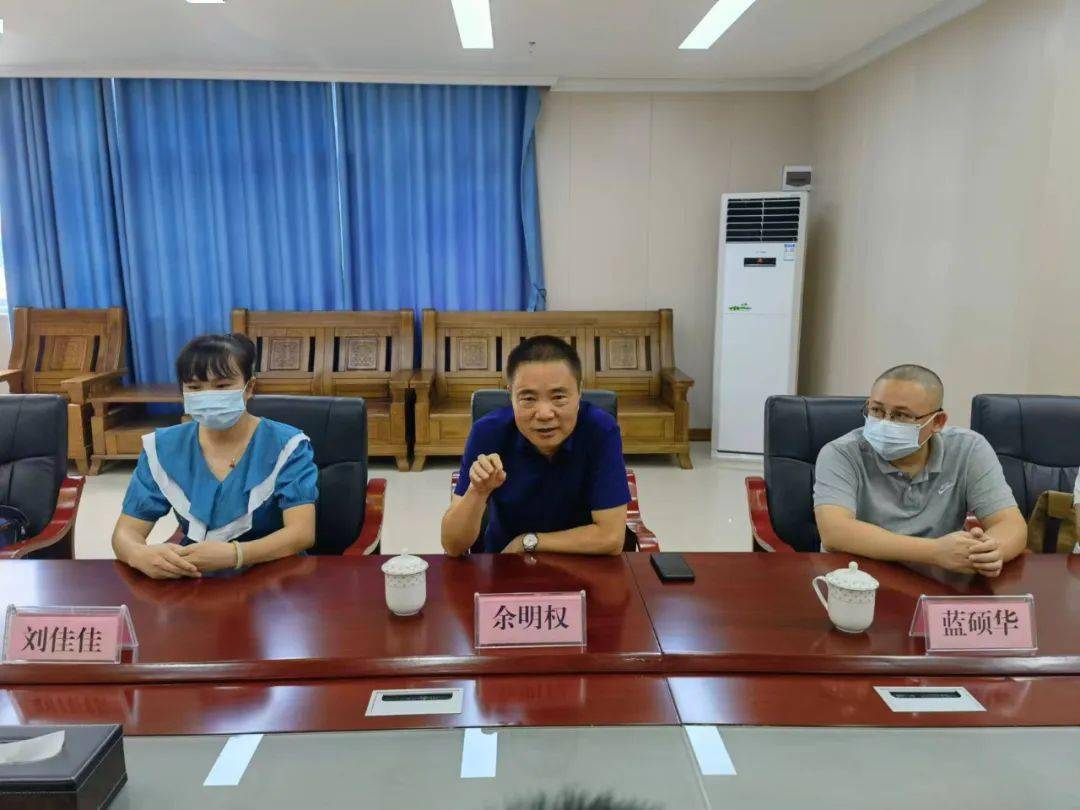 玉林市中心血站支部书记,站长余明权(左二)到我院为拍摄宣传片做前期