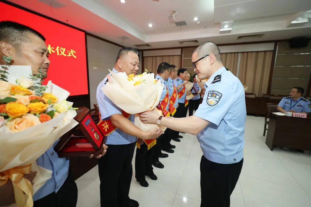 无悔从警路薪火永相传桐乡市公安局举办民警荣休仪式