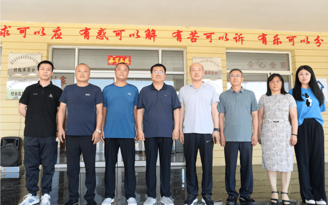 曹庆伟一行先后来到东升乡人大代表联络站,方家屯镇人