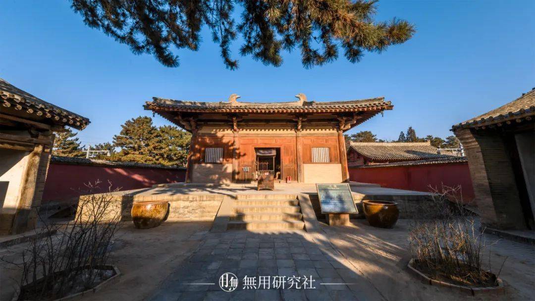 佛光寺东大殿面阔七间,进深四间,屋顶样式为庑殿顶,平面用金厢斗底槽