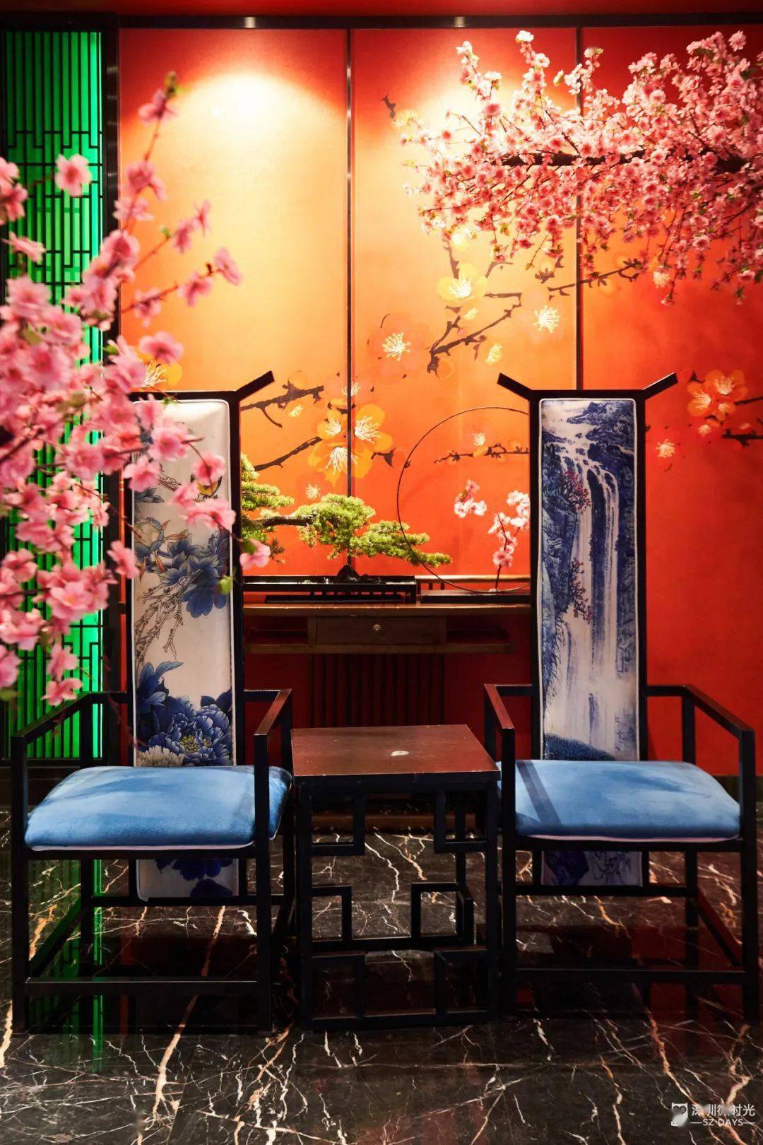 高调纯k主打"国潮风"装修风格,店内的装饰都是偏古风,还提供专门的