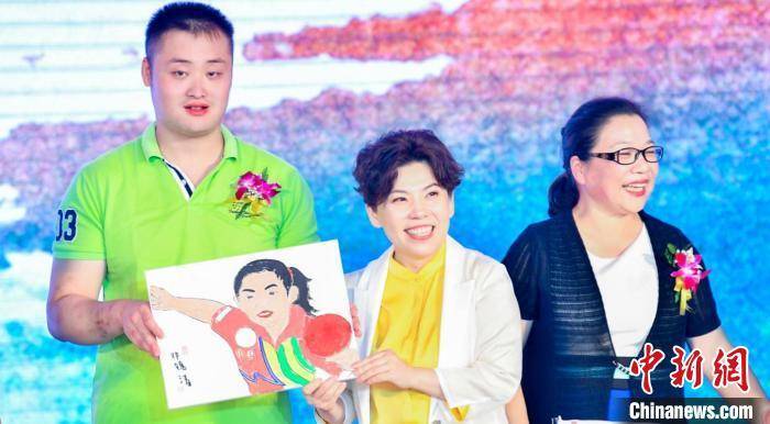 2021中华慈孝文化大使邓亚萍接受2021年度中华慈孝团体赠画.