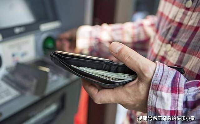 公公给我们10万买房钱,让大姑姐转交银行卡,查完余额,我气愤不已!