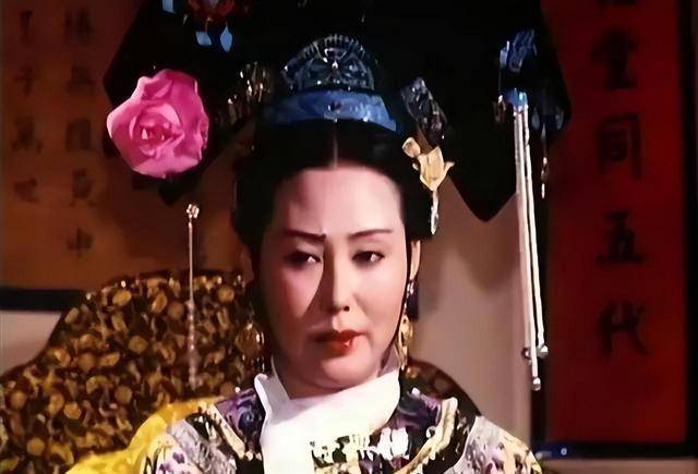 巩俐自己就是"大女主,走到哪里都是主角;斯琴高娃主打内地,参演港片