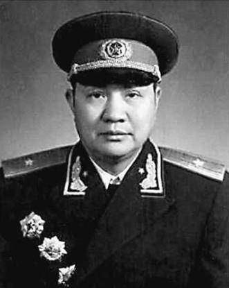 他曾经被上报为中将,后授少将,这是他自愿的,而且