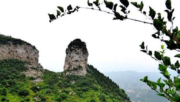 章丘垛庄这个小山村里，竟有一座神奇的石柱山