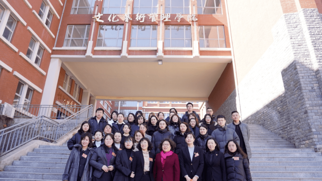 文化艺术管理学院拥有一支高职称和高学历占比高,以双师双能型教师为