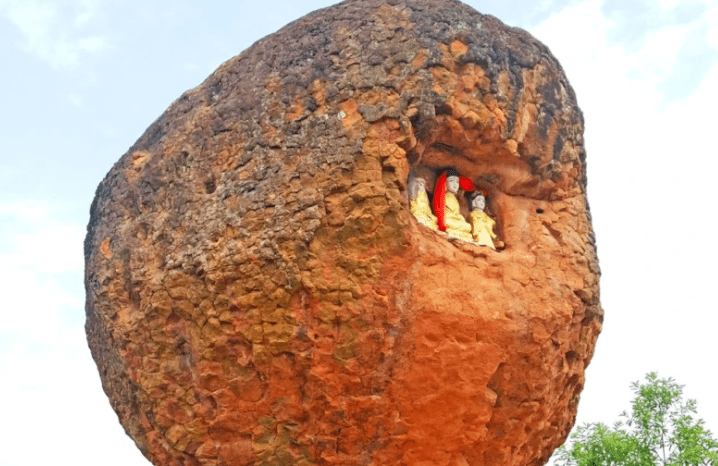 重庆有个景点,千斤巨石压在小土堆上,看似摇摇欲坠